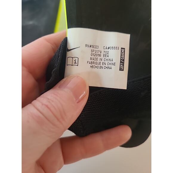 Nike Unisex Youth Size M Soccer Shin Guards Charge 2.0 Volt Fits 4'3 - 4'7 - Picture 7 of 9